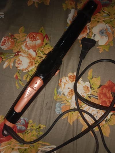 Hair straightener roller and crusher