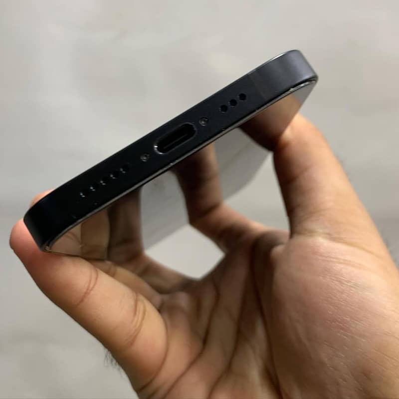 IPHONE 16 E  fully ok condition 4