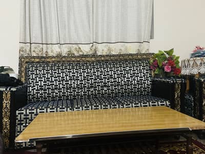 it is 6 seater sofa set in 9/10 condition . PRICE IS NEGOTIABLE