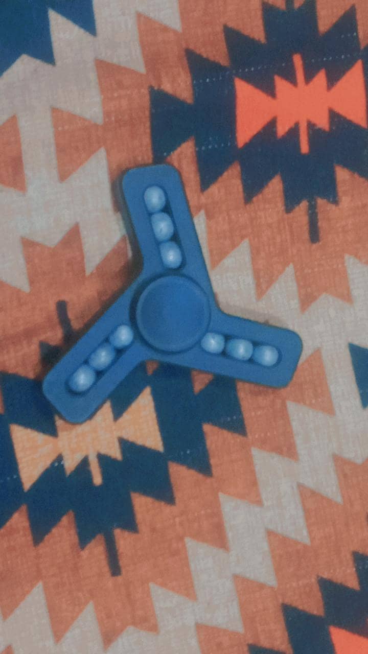 2 Fidget spiners 1