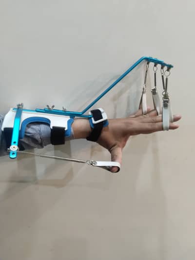 Dynamic splint for wrist drop recovery
