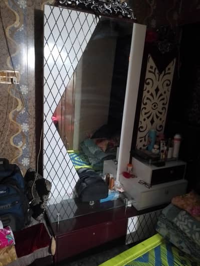 white dressing table with nice mirror shape