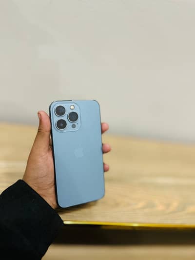 Apple iPhone 13 pro factory unlock – 10/10 Condition