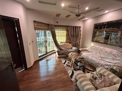 Prime Location 10 Marla House For sale Available In Wapda Town