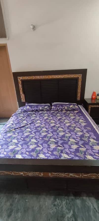 King Size bed in Very good condition  with side table