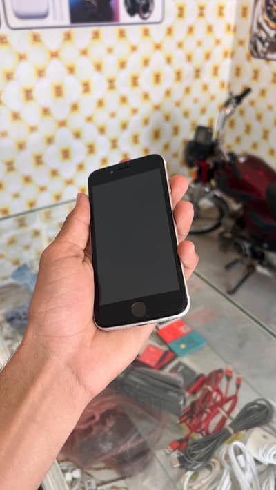 I phone SE 202 64 g. b hy