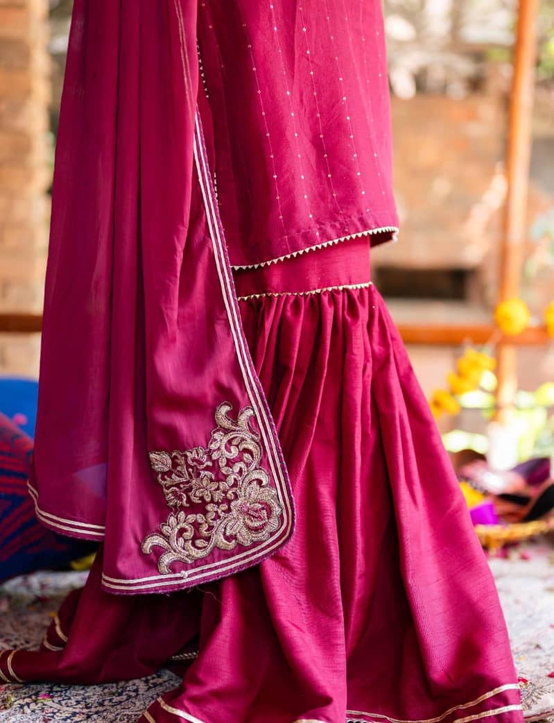 خوبصورت مہرون تین پیس سوٹ سٹاک میں اخری 4