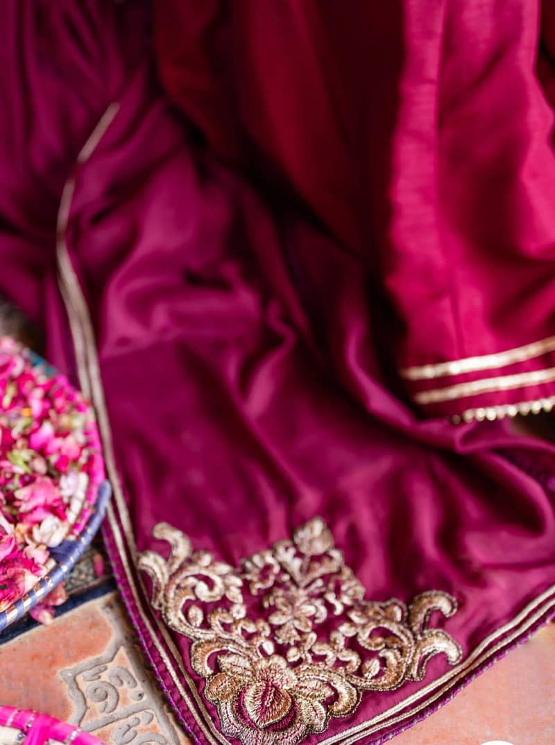 خوبصورت مہرون تین پیس سوٹ سٹاک میں اخری 5