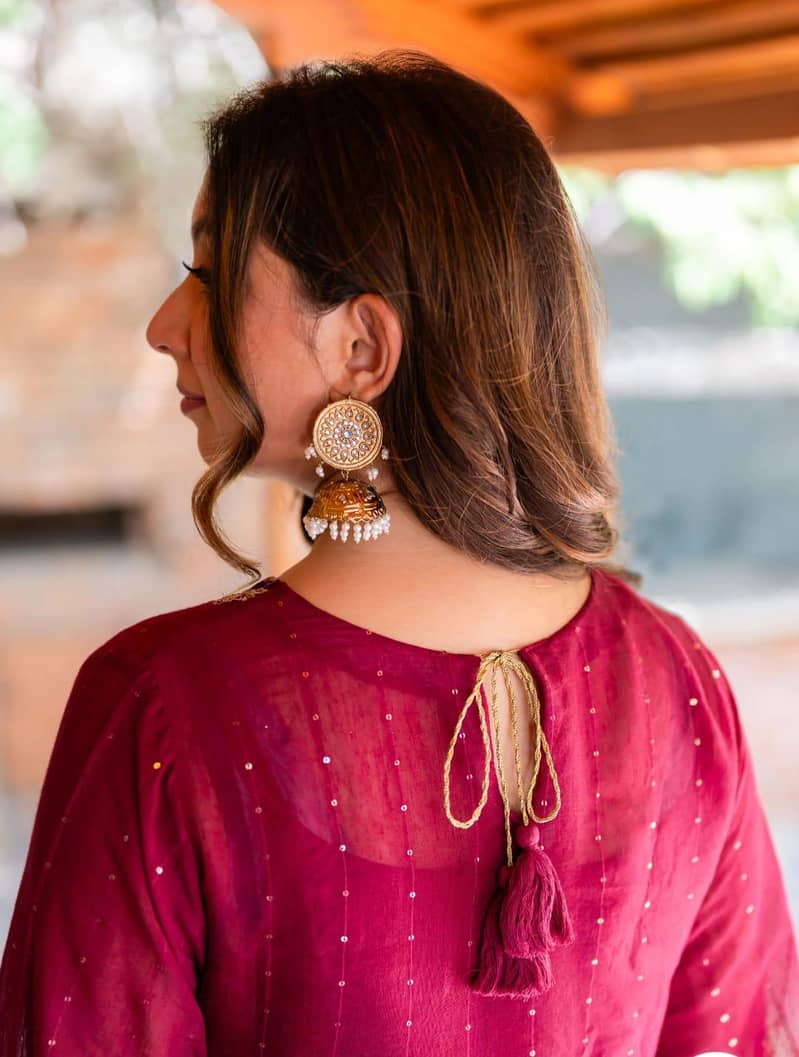 خوبصورت مہرون تین پیس سوٹ سٹاک میں اخری 1