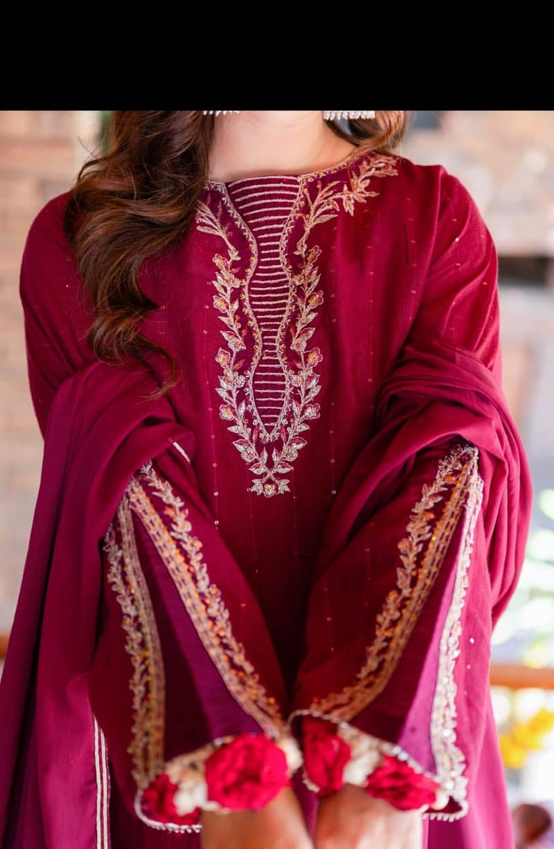 خوبصورت مہرون تین پیس سوٹ سٹاک میں اخری 3