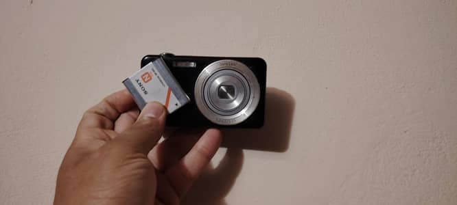 Sony steadyshot dsc-w710 point and shoot camera with battery and cable