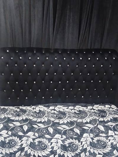 pohish bed in black color