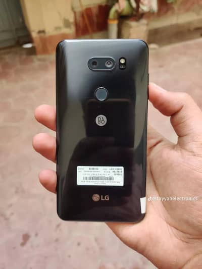 Lg V30 plus 4/128 pta black colour