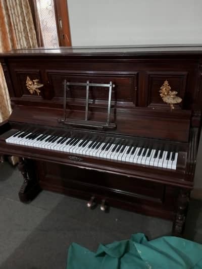 piano tutor available