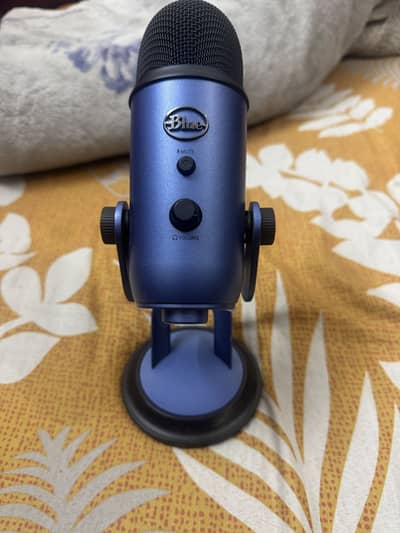 Blue yeti condenser microphone in mint condition