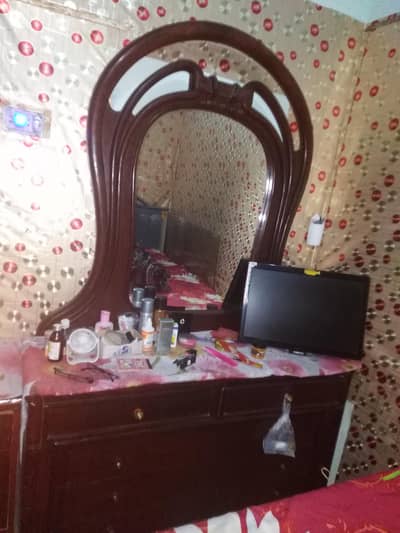 dresing table good condition. . . bs aik draw andr sy damage hai