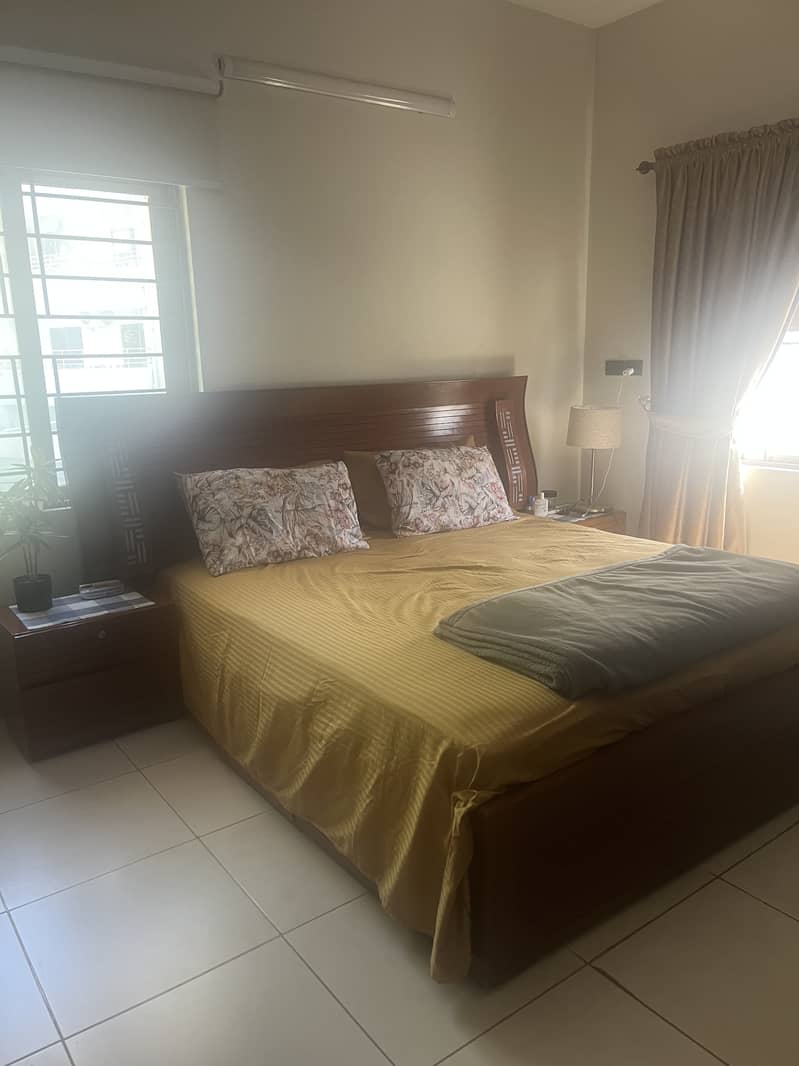 Mint condition king bed 0