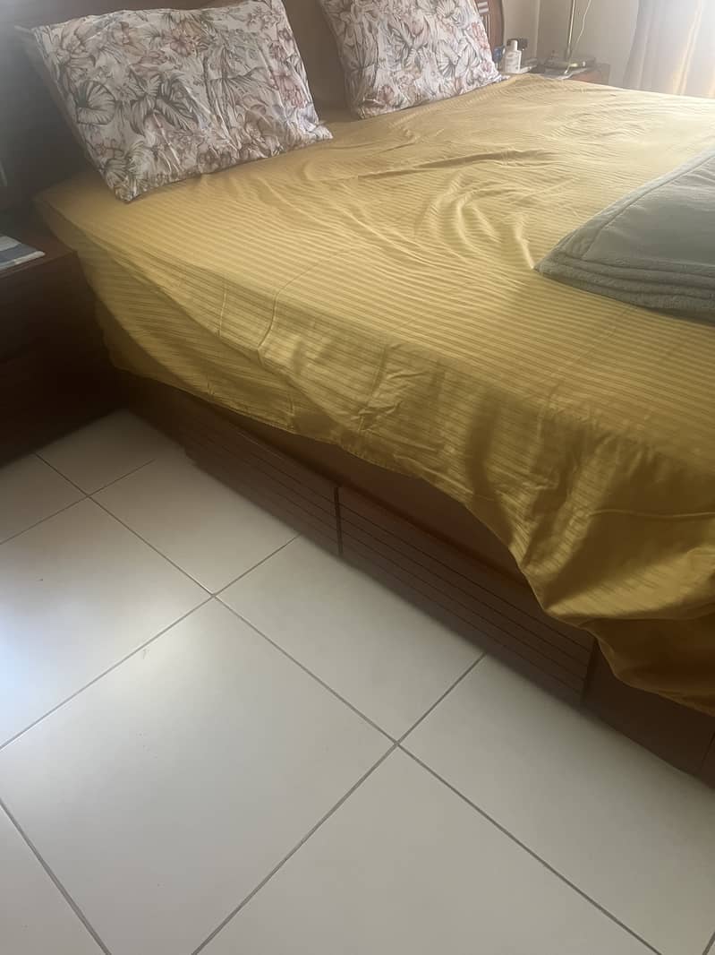 Mint condition king bed 2