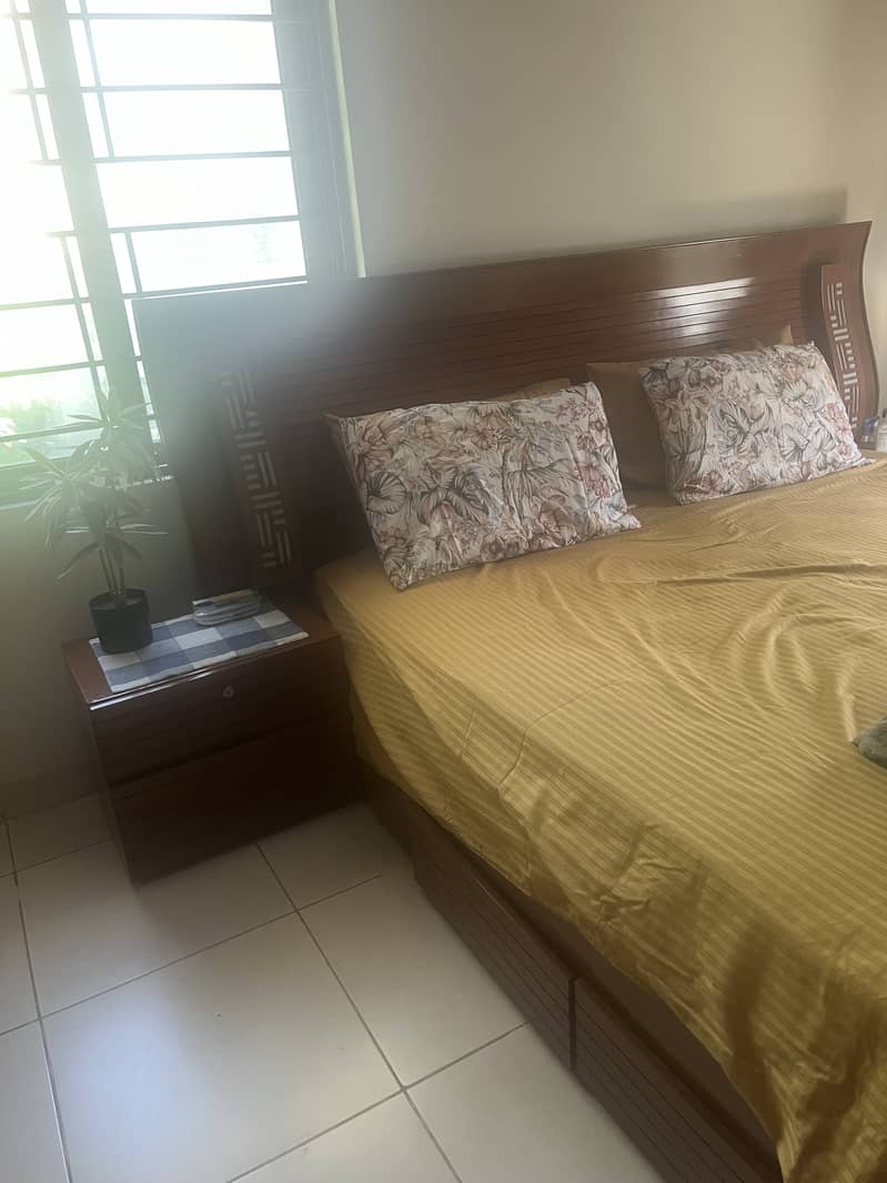 Mint condition king bed 4