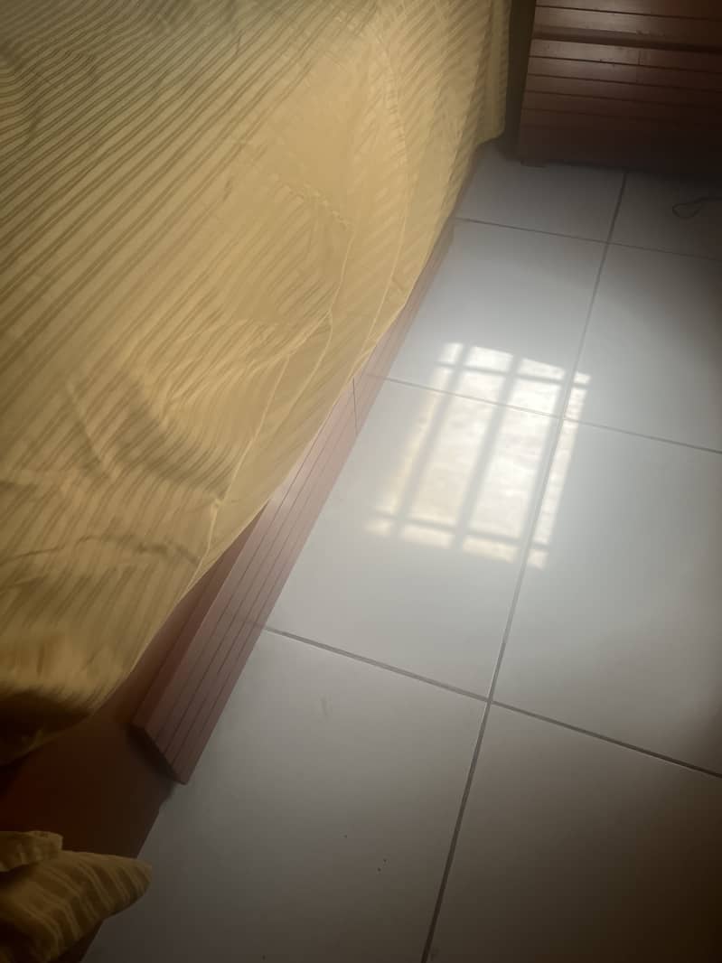 Mint condition king bed 5