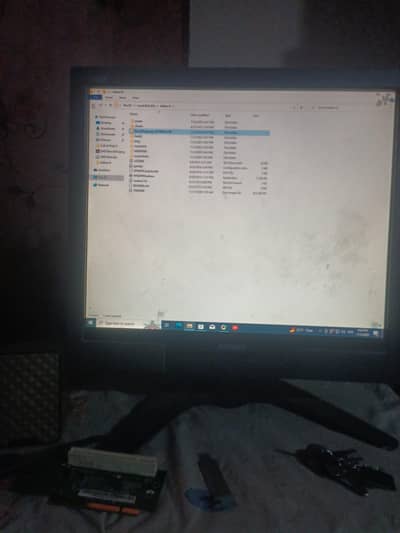 Philips ki lcd hai spicker wali lcd hai all ok hai