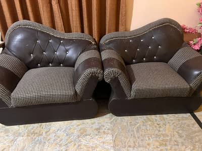 5 seater sofa set Foam condition is fine. Seat Leather is having cat