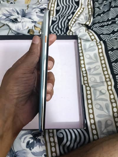 tecno cammon 40 pro 8/256 10/10 condition 3 month warranty available