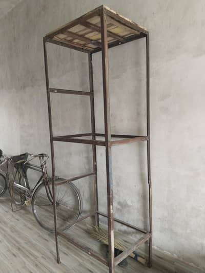 7.5 fet stand 1.5 ki angal se bna hoa he