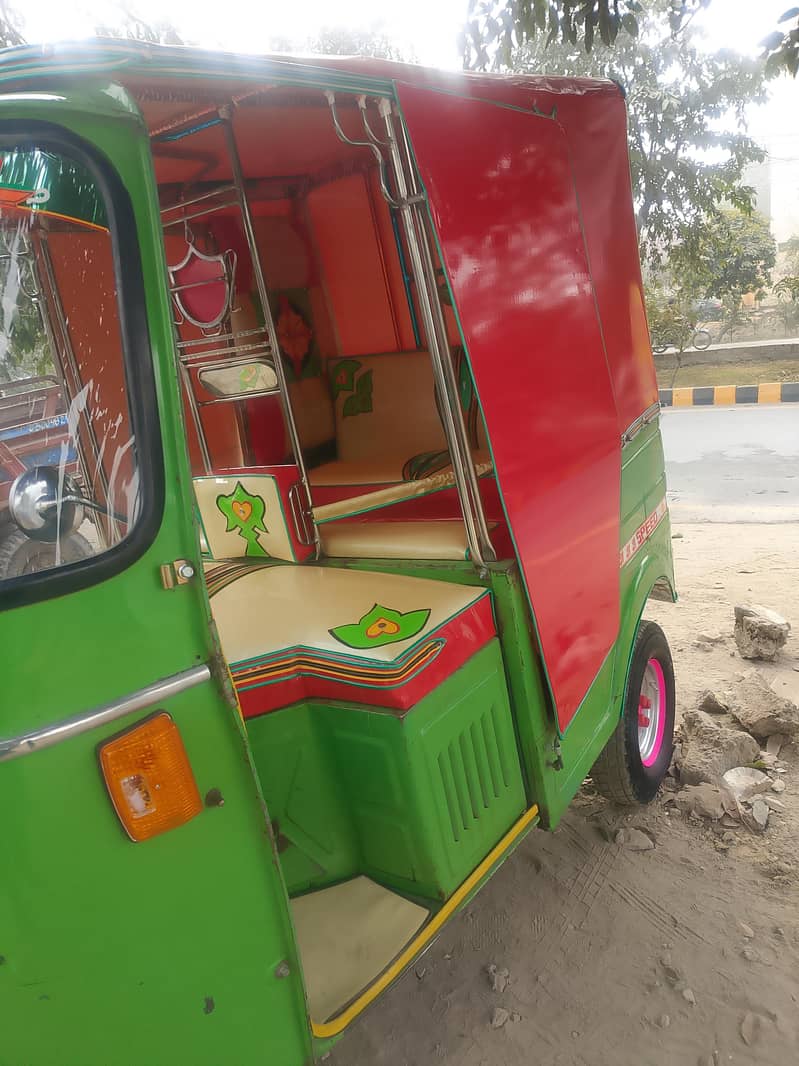 صاف ستھرا آٹو رکشہ برائے فروخت - بہترین کنڈیشن اور کم فیول خرچ 1