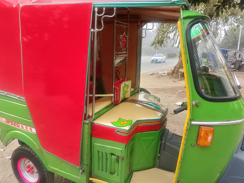 صاف ستھرا آٹو رکشہ برائے فروخت - بہترین کنڈیشن اور کم فیول خرچ 2