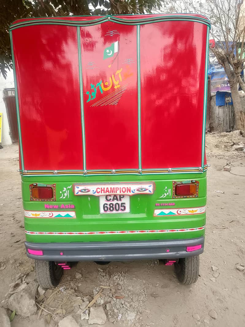 صاف ستھرا آٹو رکشہ برائے فروخت - بہترین کنڈیشن اور کم فیول خرچ 3