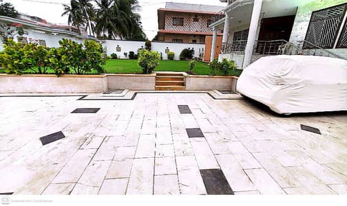 1000 Square Yards Well Maintained Ideal Location Bungalow For Sale