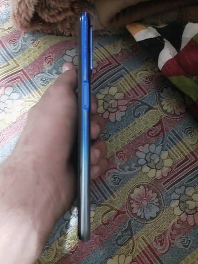 10 by 9 condition box charger sath ni ha akla mobile hi ha