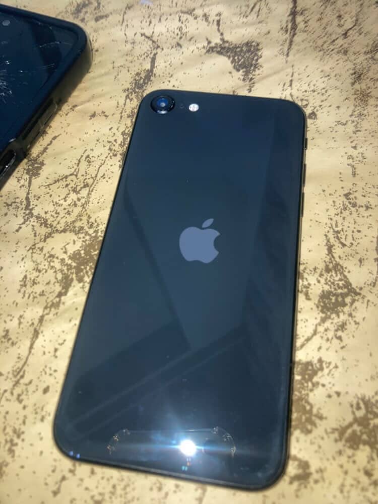 iPhone SE-2 in solid condition 3