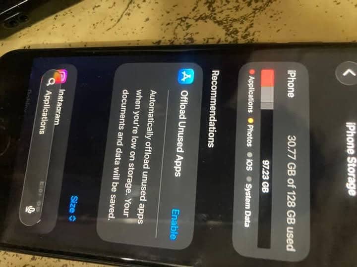 iPhone SE-2 in solid condition 4