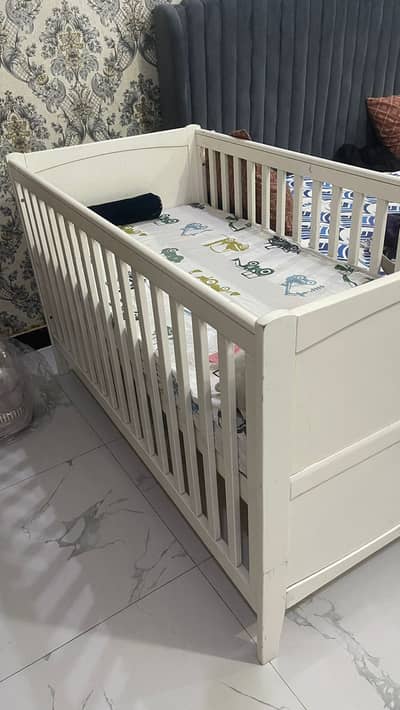 Baby cot for sale (Zubaidas)