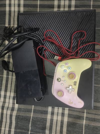 Xbox One 1tb 2 tu wire controller HDMI cable  all ok