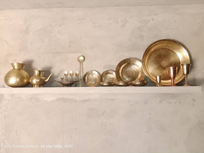 پیتل کے برتن فار سیل ہیں  شوقین حضرات رابطہ فرمائیں 0