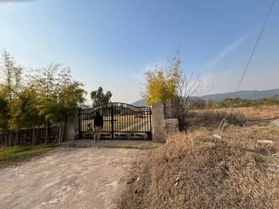 Closed-End Scenic Farmhouse Plot with Natural Stream Ready for immediate Construction For Sale