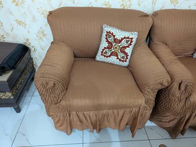 پانچ سیٹر صوفہ ،مضبوط،حالت بہترین میں برائے فروخت ہے