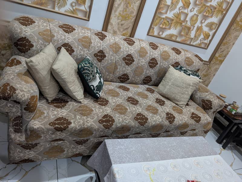 پانچ سیٹر صوفہ ،مضبوط،حالت بہترین میں برائے فروخت ہے 1