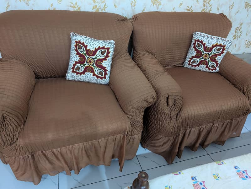 پانچ سیٹر صوفہ ،مضبوط،حالت بہترین میں برائے فروخت ہے 4