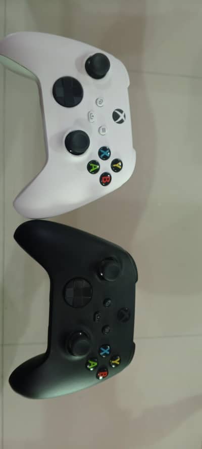 2 Xbox Controllers Series X/S