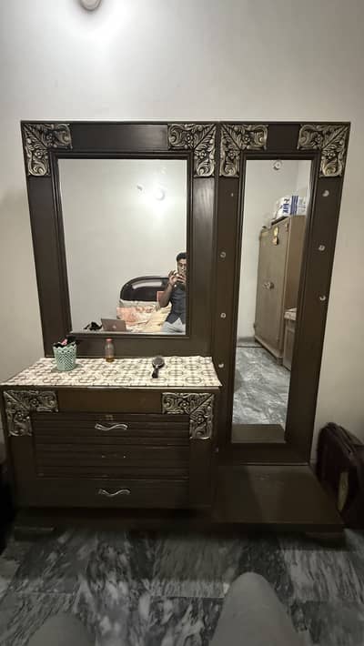 Bed set with dressing table