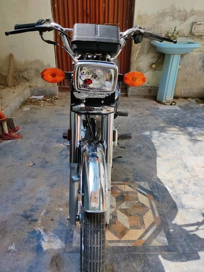 Honda CG 125 For Sale. 25/25 . Condition Like New . Total Geniun