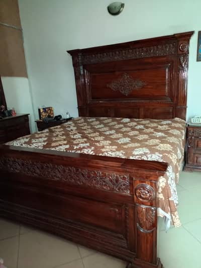 CHINIOTI KINGSIZE BED SET WITH TWO SIDE TABLES AND ONE DRESSING TABLE