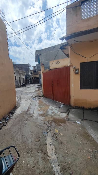 Single storey old house Pani nai ha gas or bijli ha near Dhoke rajgan metro stop