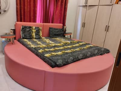 Urban galleria round bed