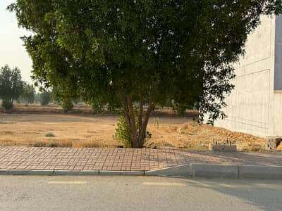 272sq Yard Plot FOR SALE In Precicnt-30 Adjacent To JINNAH AVENUE. 12min Drive From Main Gate Of Bahria Town Karachi. Developed And Ready To Construct PLOTS At INVESTOR RATES.