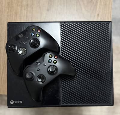 XBOX ONE WITH TWO CONTROLLERS